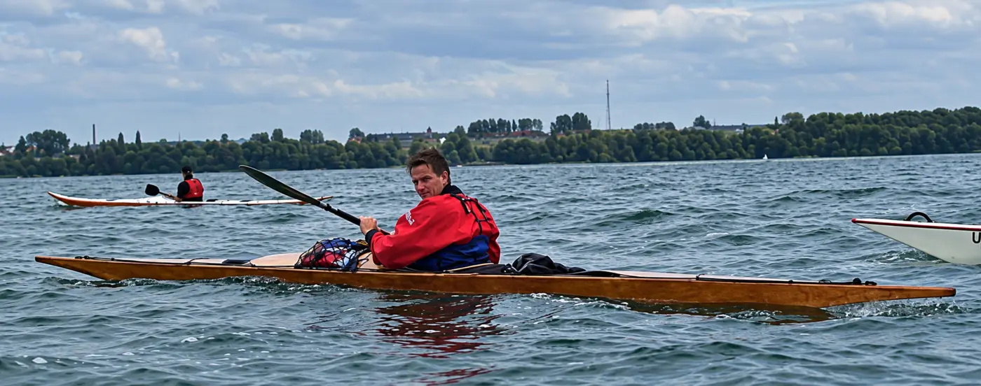 Andreas Mayer in seinem Kajak auf dem Wasser