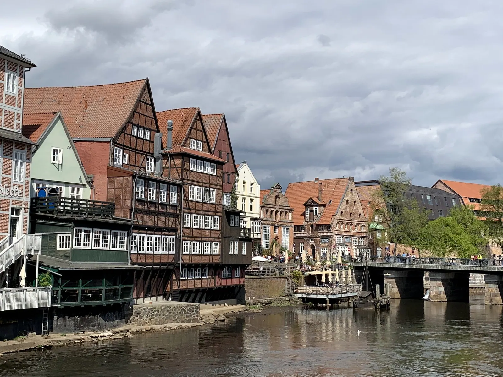 Am Stintmarkt in Lüneburg mit Blick auf die Ilmenau