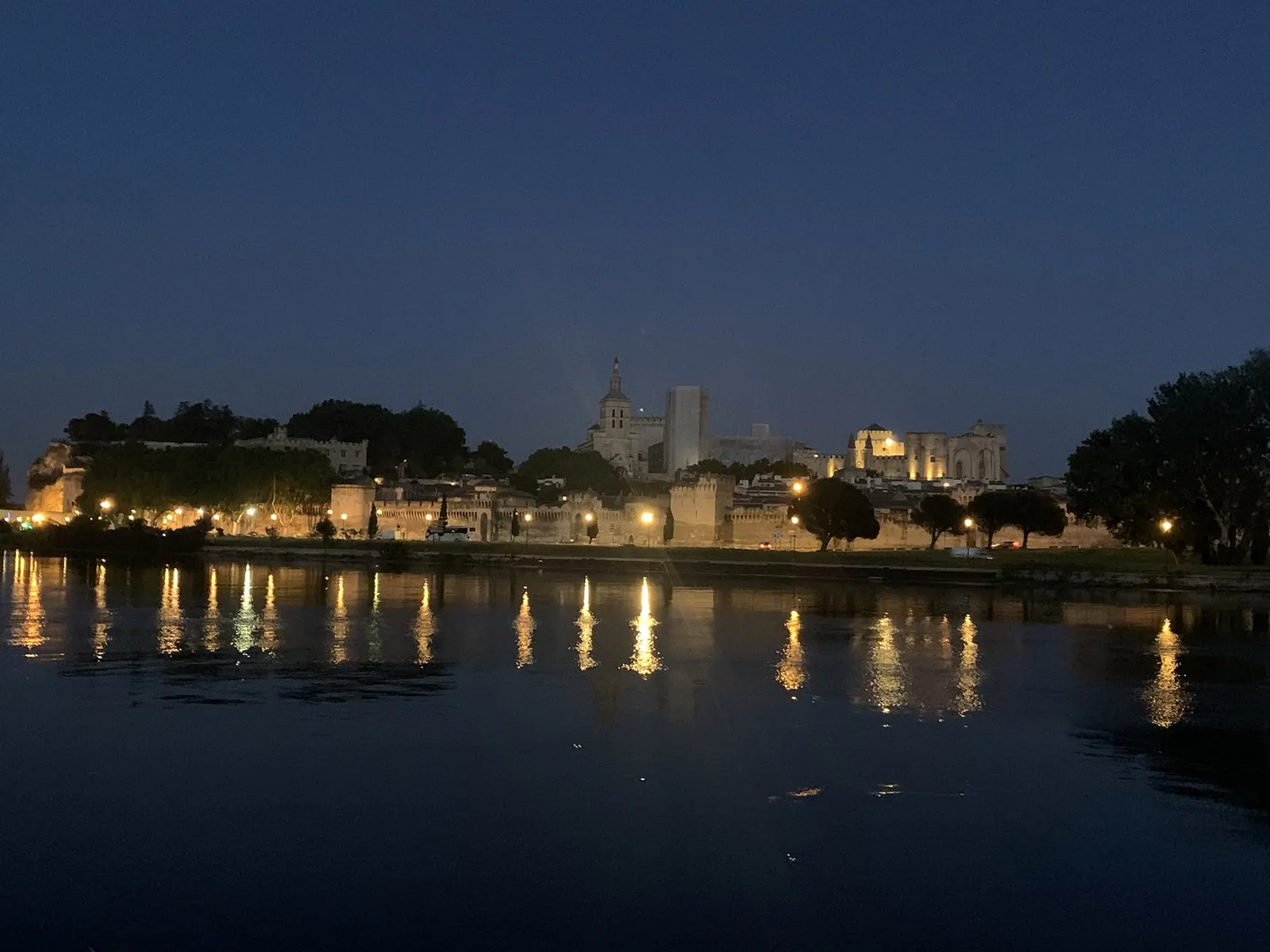 Avignon und Pont Saint-Bénézet am Abend