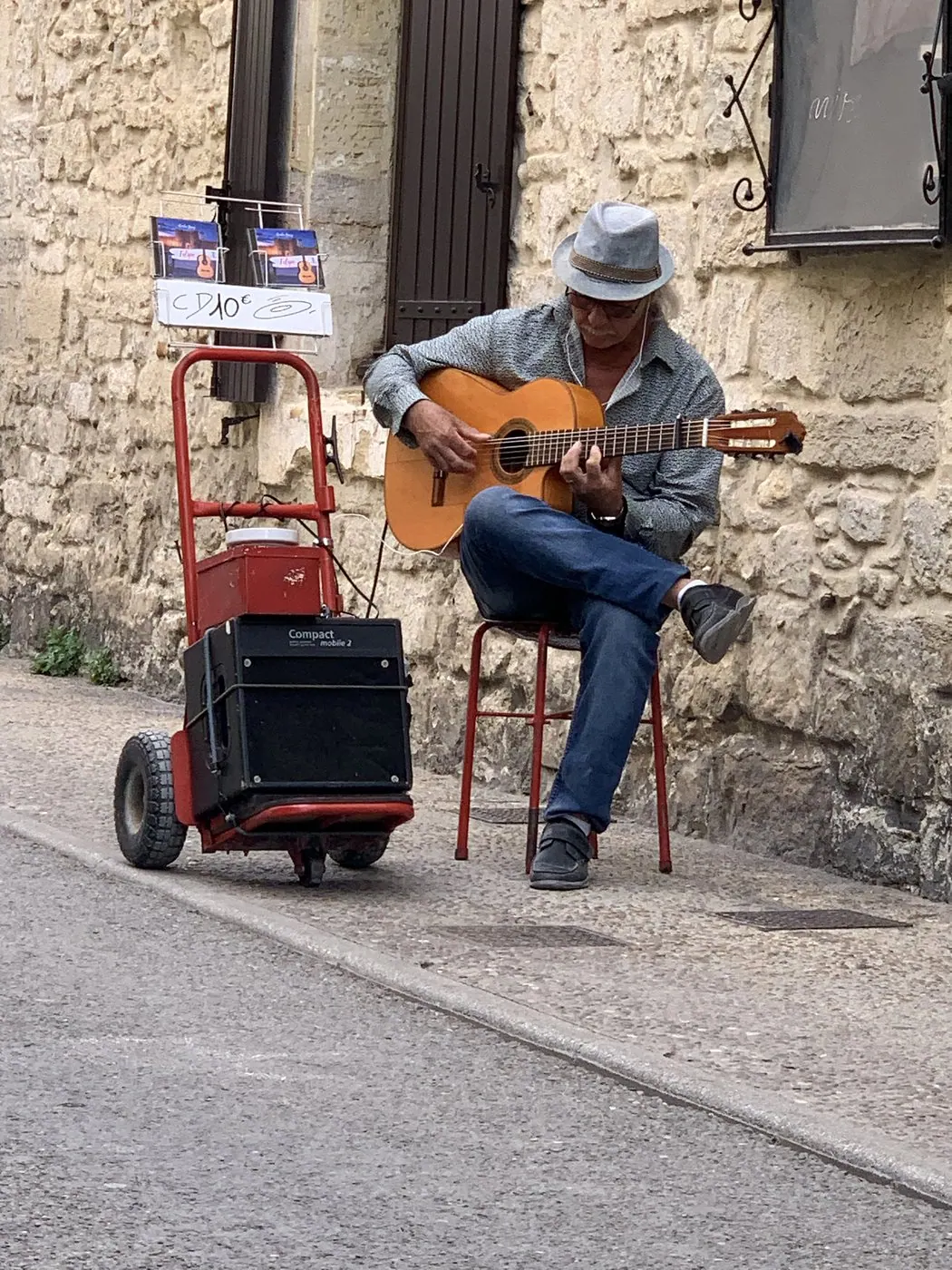 Straßenmusiker in der Altstadt von Aigues-Mortes