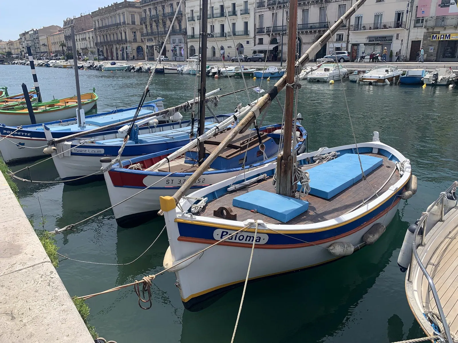 Traditionelle Fischerboote im Hafen von Sète