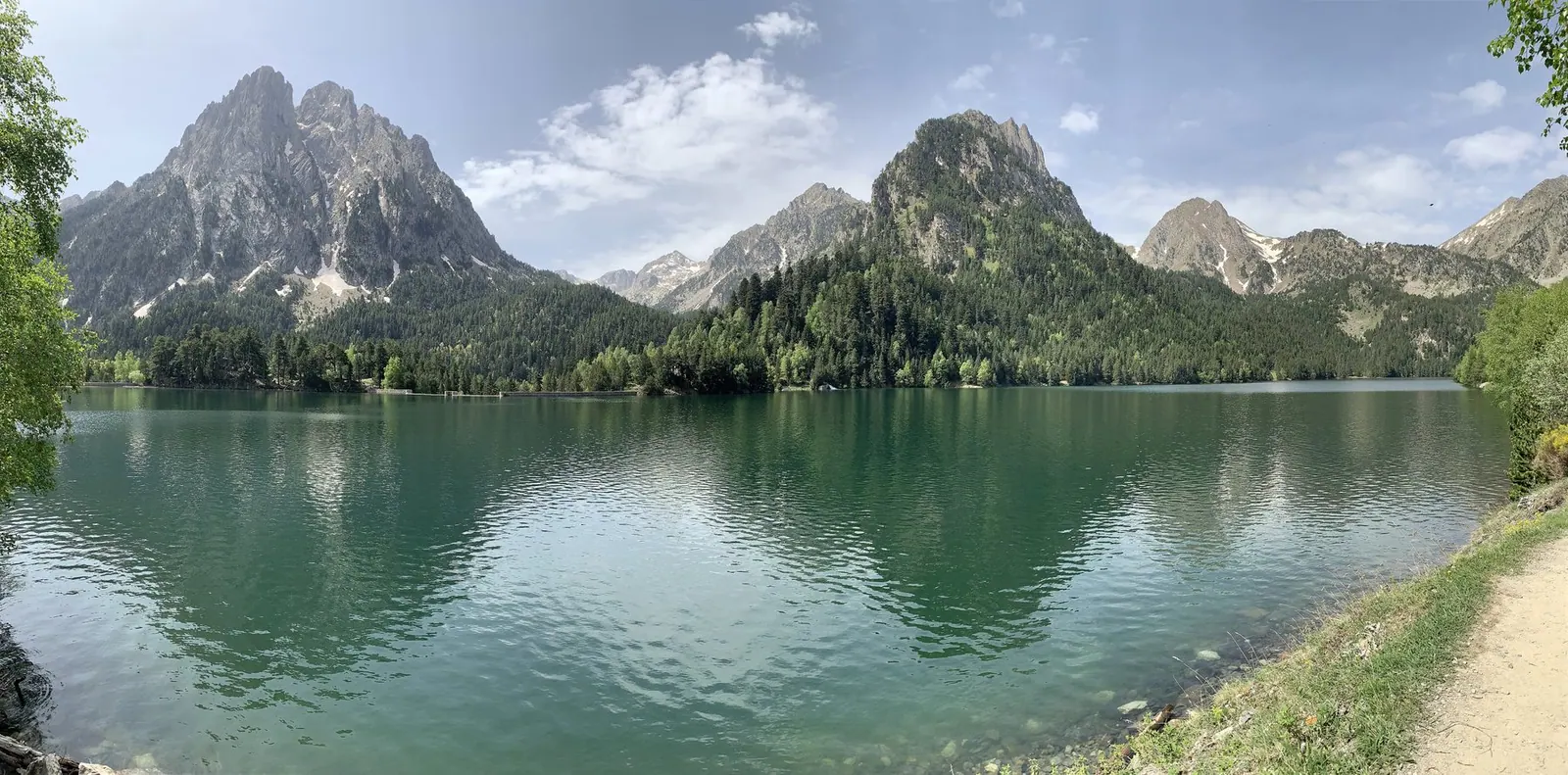 Estany de Sant Maurici mit den Encantats