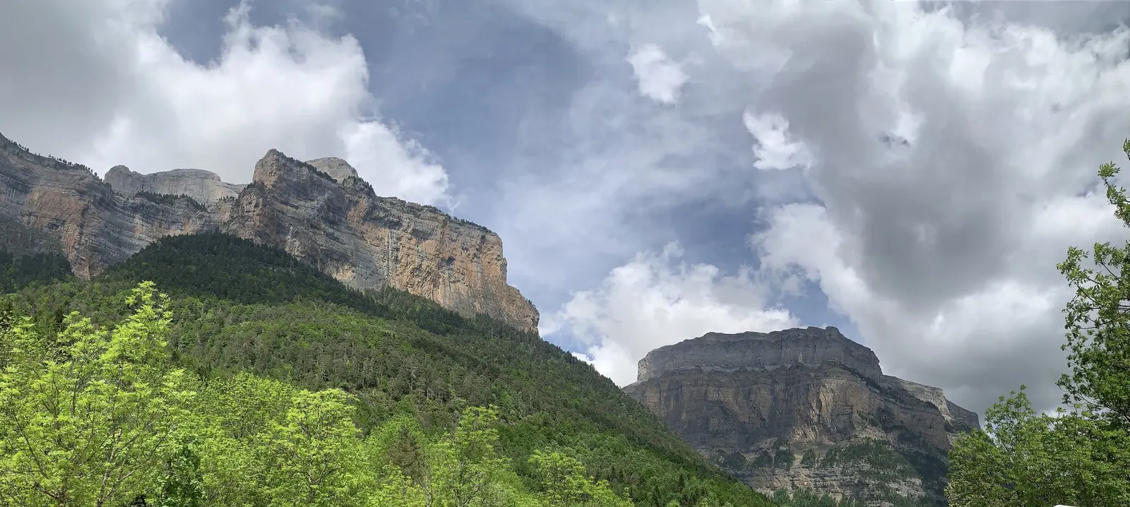 Felswände und Tal im Nationalpark Ordesa y Monte Perdido