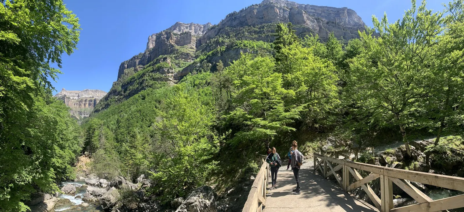 Wanderweg im Ordesa-Tal vor den Felswänden