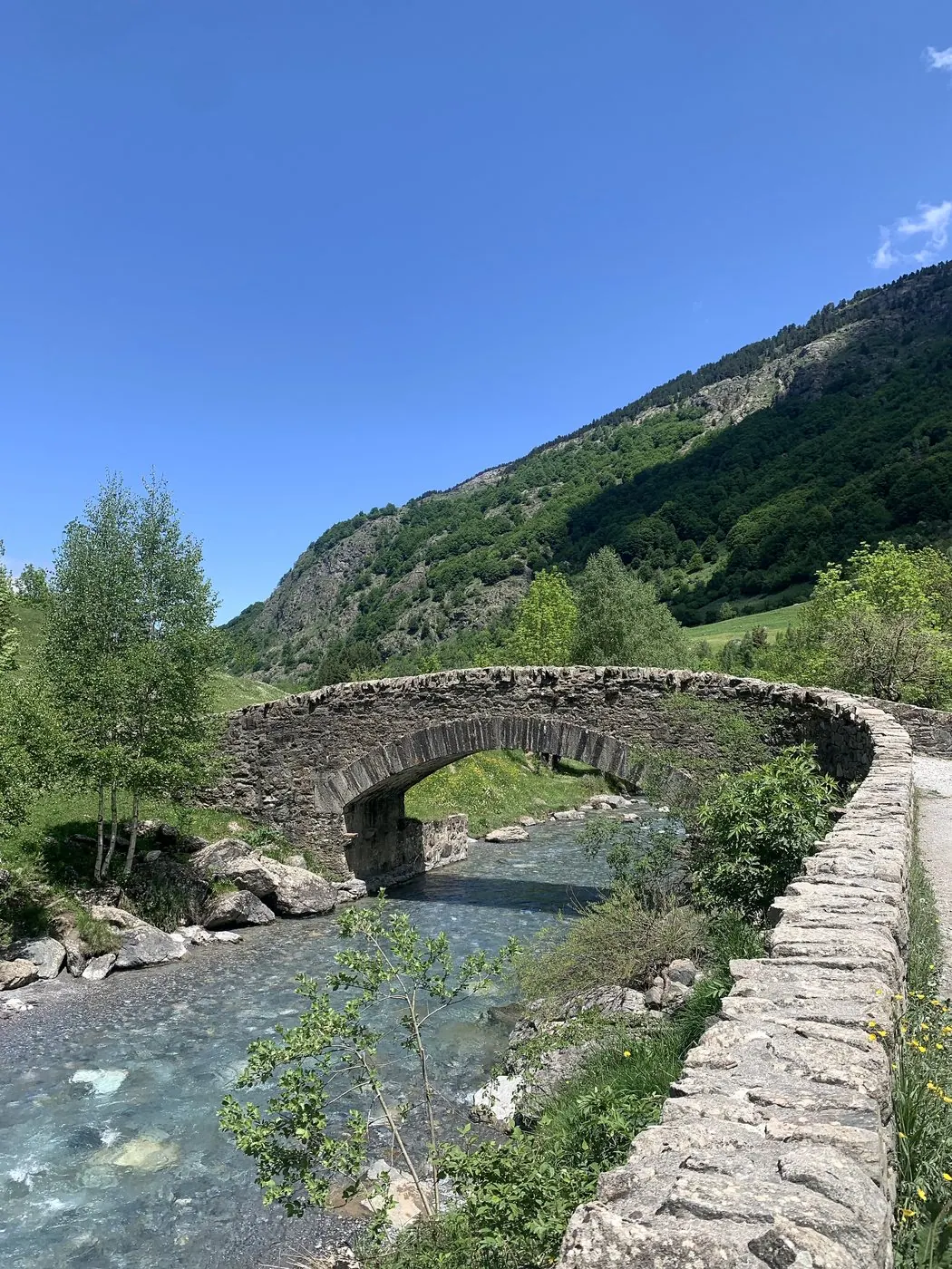 Historische Steinbrücke in den Pyrenäen, ohne nahe Ortszuordnung