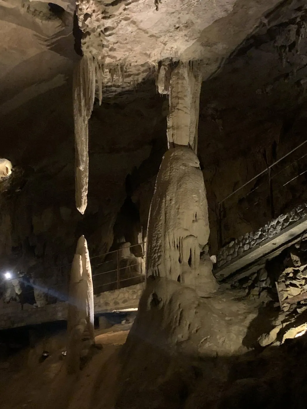 Tropfsteinsäule in den Grottes de Bétharram