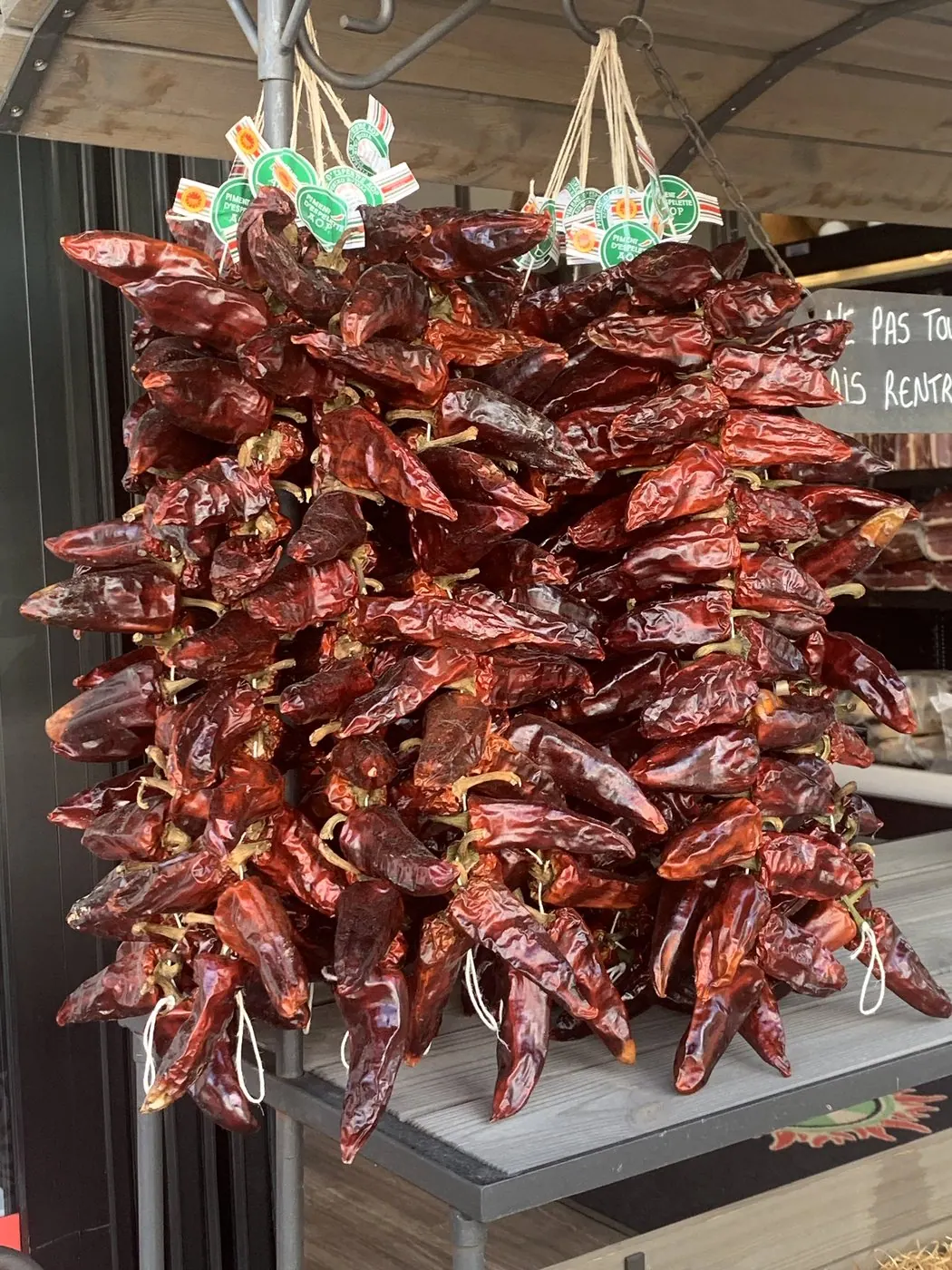 Getrocknete Piments d'Espelette im französischen Baskenland