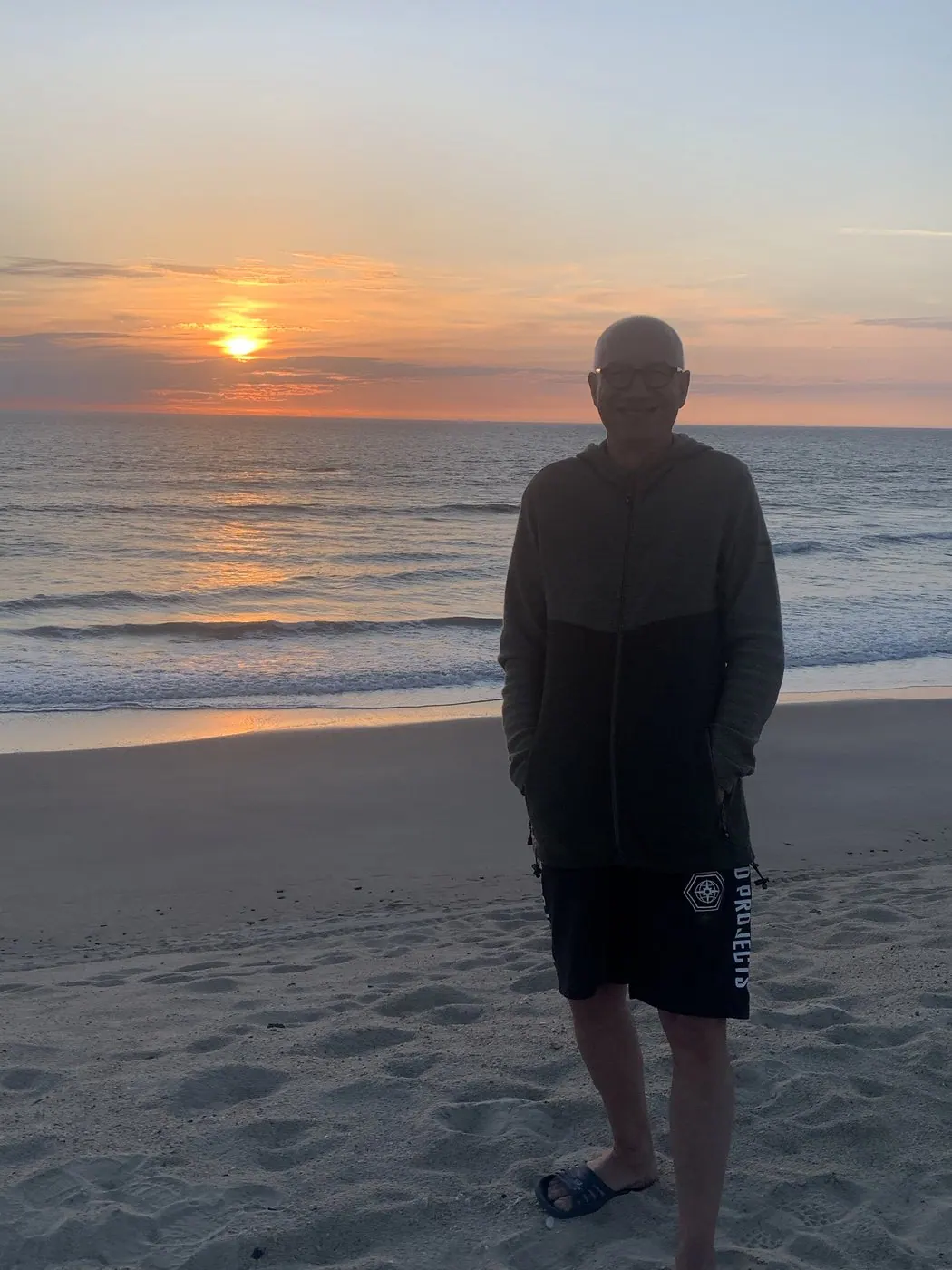 Person am Atlantikstrand von Soulac-sur-Mer bei Sonnenuntergang