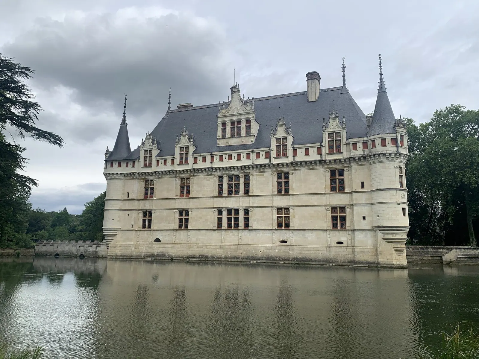 Château d’Azay-le-Rideau mit Spiegelung im Wasser