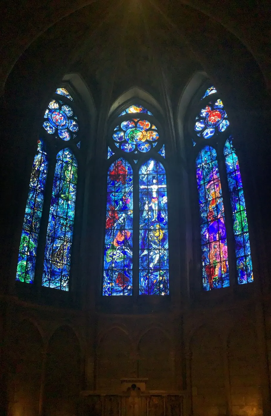 Buntglasfenster in der Kathedrale Notre-Dame de Reims