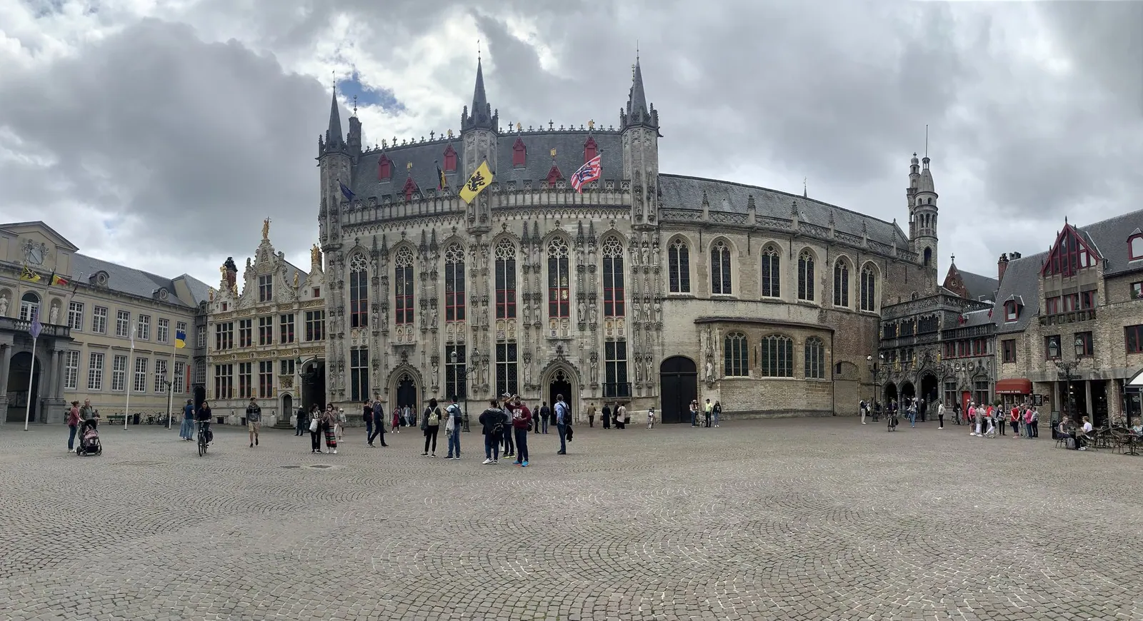 Burgplatz mit Rathaus und Heilig-Blut-Basilika in Brügge