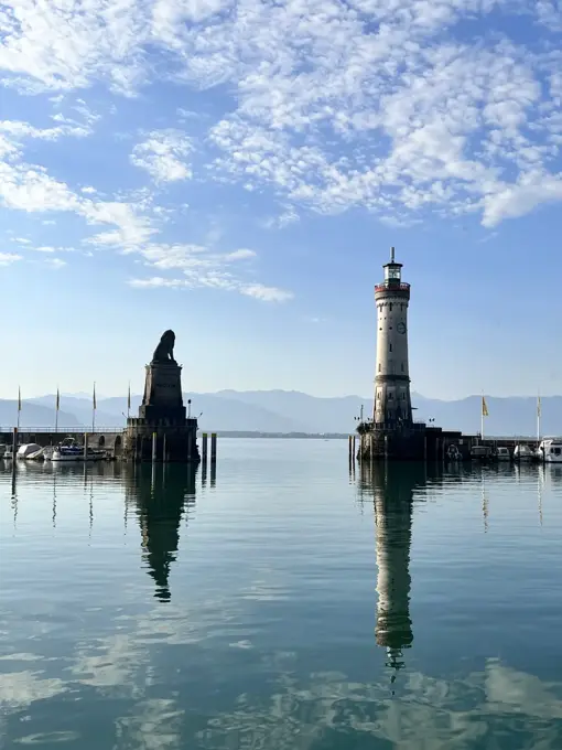 Lindauer Hafeneinfahrt mit Löwe und Leuchtturm