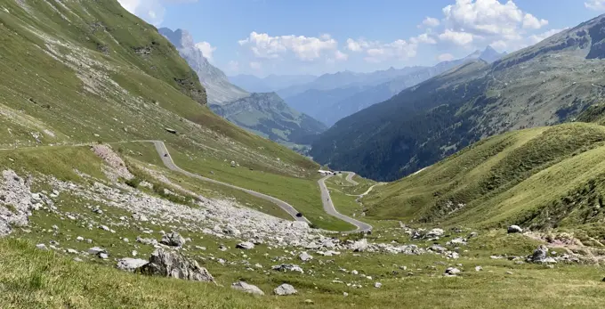 Passstraße in der Landschaft am Klausenpass