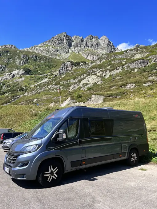 Wohnmobil in alpiner Landschaft