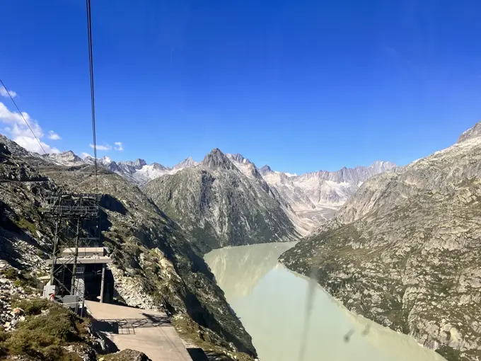 Blick aus der Seilbahn auf den Grimselsee