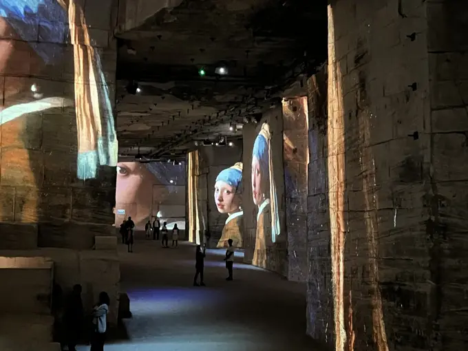 Bildprojektionen in den Carrières des Lumières