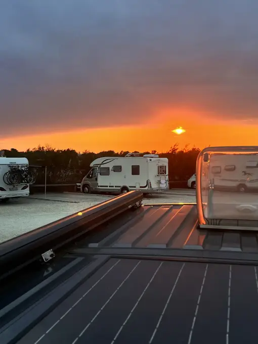 Abendlicht über den Wohnmobilen in der Camargue