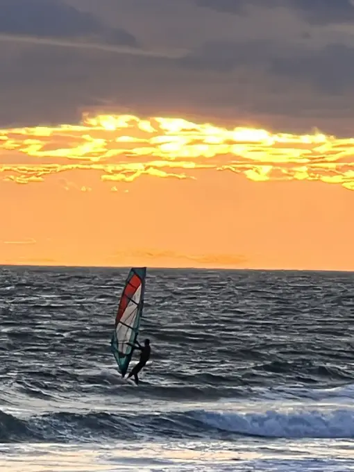 Windsurfer im Abendlicht bei Carro