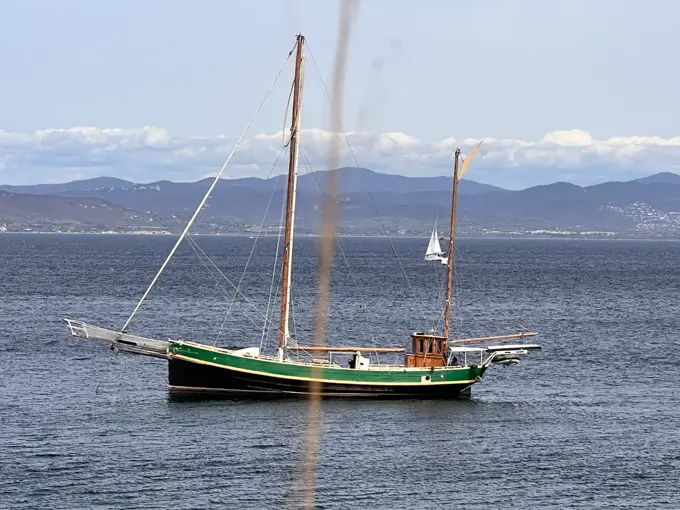 Segelboot vor der Küste von Giens
