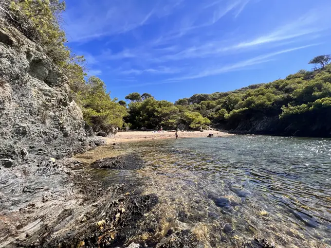 Felsige Badebucht auf Porquerolles