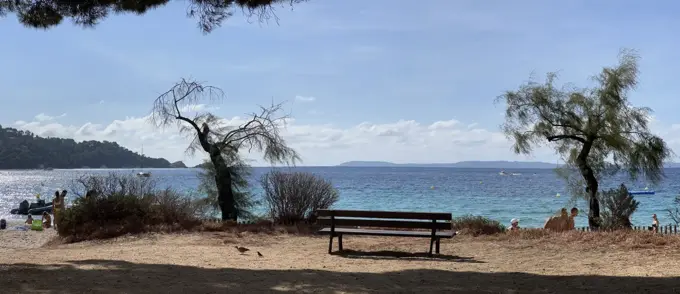 Bank am Meer bei Pramousquier