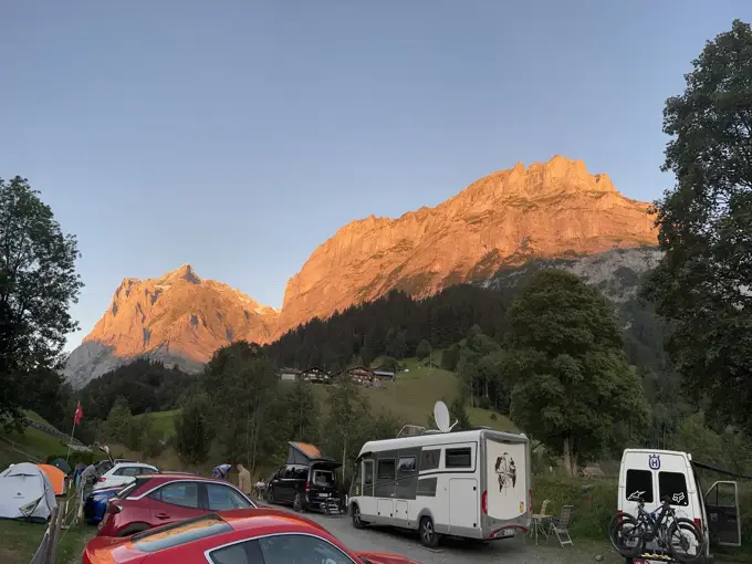 Abendlicht über dem Stellplatz bei Grindelwald
