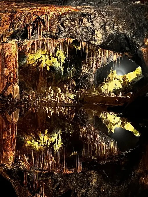 Beleuchtete Tropfsteine in den Saalfelder Feengrotten